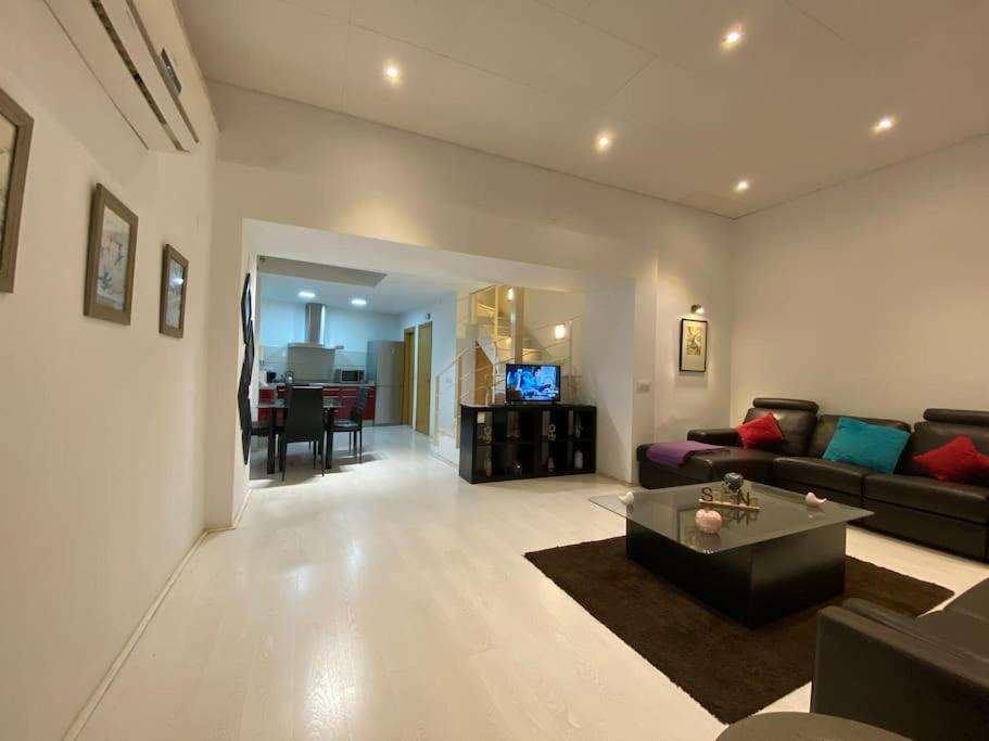 Luxury Complete Building In The Heart Of Севилья Экстерьер фото